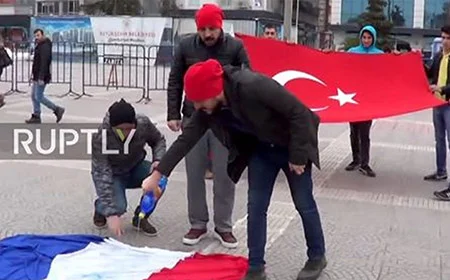 Bandera de Protestantes Turcos confuden y queman la bandera francesa por la de los Países Bajos